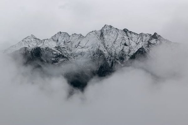 Quels sont les meilleurs sentiers pour une randonnée en montagne dans les Pyrénées?